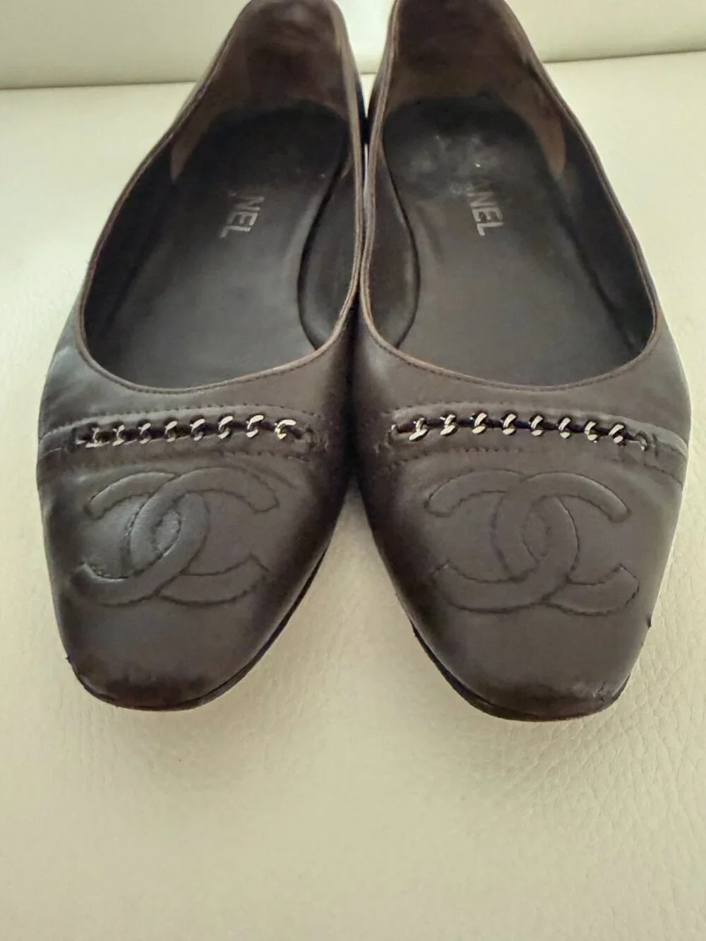 AUTH CHANEL BROWN LEATHER CC LOGO CHAIN TRIM ALMOND TOE BALLET FLATS SHOES 42